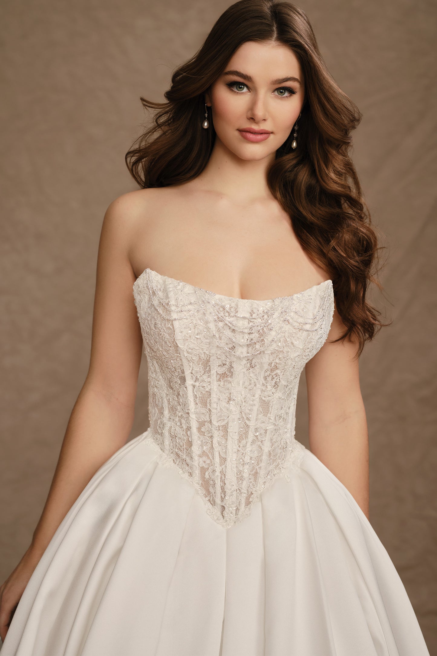 Robe de mariée Dominique princesse en satin avec corsage en dentelle Chantilly perlée, décolleté sans bretelles et taille basque.