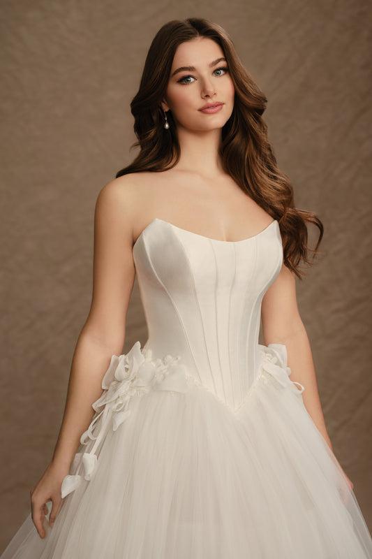 Robe de mariée Lara en Mikado avec silhouette princesse, taille basque, décolleté sans bretelles et fleurs tridimensionnelles en organza.